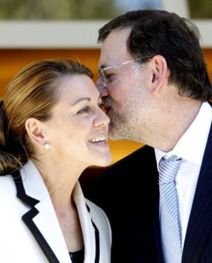 Mariano Rajoy saluda a Dolores de Cospedal a las puertas de La Moncloa.