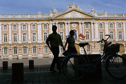Fachada del Ayuntamiento, en cuyo interior se encuentra la Sala de los Ilustres, en la plaza del Capitolio de Toulouse.