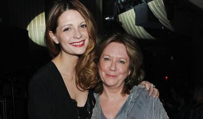 Mischa Barton junto a su madre Nuala Barton, en febrero de 2013.