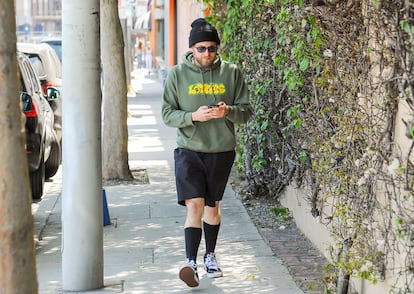 Lo de los calcetines estirados era algo que no se solía ver fuera de las canchas de baloncesto. Pero Jonah Hill, actor de 'El lobo de Wall Street' o 'Supersalidos', apuesta por ellos aunque no arriesga mucho en lo que a colores se refiere. Combinar calcetín alto y pantalón corto te catapulta a una película de Wes Anderson salvo que lo compenses con un dosis de relajación 'skater/hiphopera/ californiana'. Cuestión de equilibrio.