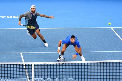 Djokovic, junto a Kyrgios durante un partido de dobles en Brisbane.