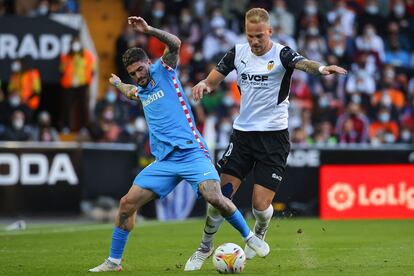 Rodrigo De Paul y Uros Racic pugnan por el balón