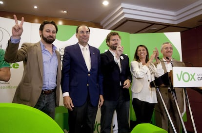 De izquierda a derecha: Santiago Abascal, Alejo Vidal-Quadras, Iván Espinosa de los Monteros, Ana Velasco Vidal-Abarca, y José Antonio Ortega Lara, dirigentes de Vox en mayo de 2014, durante un acto de inicio de campaña a las elecciones europeas de ese año.