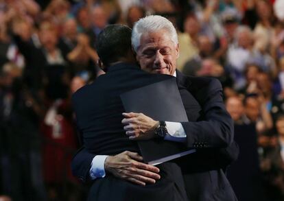 El expresidente norteamericano Bill Clinton abraza a Barack Obama en la convención demócrata