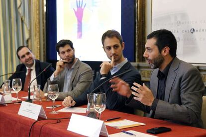 El profesor de IE Business School, Ricardo Pereira, junto al Fundador de Alterkeys, Chema Gonzalez, al Country Manager de BlaBlaCar en España y Portugal, Jaime Rodriguez, y al de Ouishare Spain, Albert Cañigueral, en la presentación del informe 'Economía Colaborativa en América Latina', hoy en La Casa de América de Madrid.