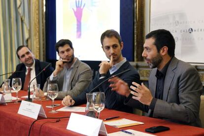 El profesor de IE Business School, Ricardo Pereira, junto al Fundador de Alterkeys, Chema Gonzalez, al Country Manager de BlaBlaCar en Espa&ntilde;a y Portugal, Jaime Rodriguez, y al de Ouishare Spain, Albert Ca&ntilde;igueral, en la presentaci&oacute;n del informe &#039;Econom&iacute;a Colaborativa en Am&eacute;rica Latina&#039;, hoy en La Casa de Am&eacute;rica de Madrid. 