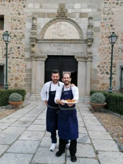 Alberto García Escudero con Iván Cerdeño en la puerta del histórico El Cigarral de el Ángel en Toledo