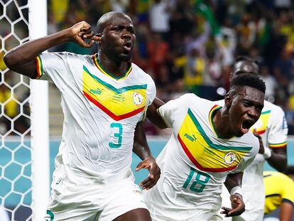 Koulibaly celebra junto a Sarr el gol que le ha dado la clasificación a Senegal.