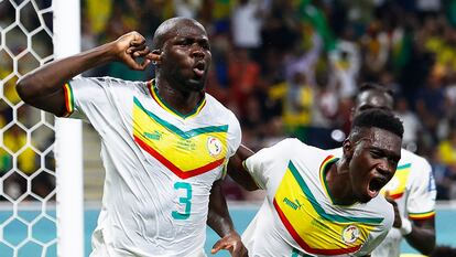 Koulibaly celebra junto a Sarr el gol que le ha dado la clasificación a Senegal.