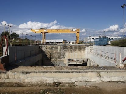 Restos del muro de ladrillos cuya rotura caus&oacute; la inundaci&oacute;n de los t&uacute;neles del AVE en Girona.