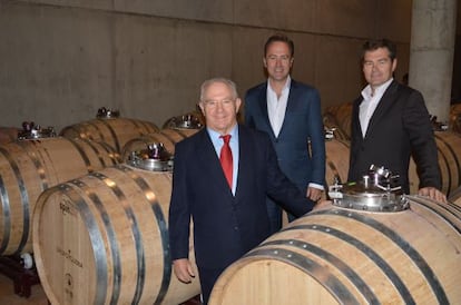 La famila Yllera; el padre, Jesús, Marcos (izquierda) y Carlos en su nueva bodega Entrecastillos.