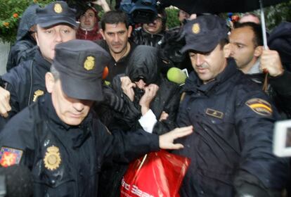 16 de noviembre de 2006.<br>Mayte Zaldívar, ex esposa de Julián Muñoz (tapada en el centro), abandona los juzgados de Marbella tras pagar una fianza. Zaldívar había sido detenida en su casa dos días antes.