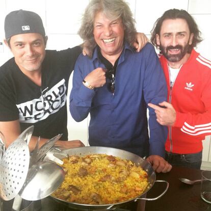 La especialidad de Alejandro Sanz son los arroces. De hecho, en el programa 'Mi casa es la tuya', presentado por Bertín Osborne, preparó un 'risotto' de setas.