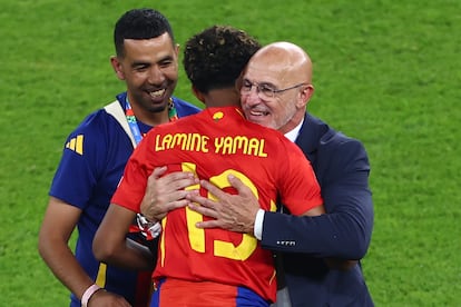 El seleccionador Luis de la Fuente y el jugador Lamine Yamal se abrazan tras el partido. 