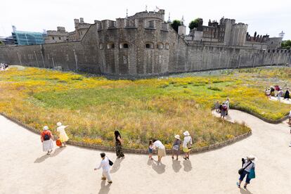 Turistas paseando por los alrededores de la Torre de Londres en julio de 2022. 