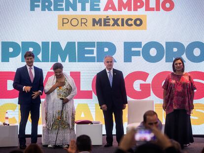 Los precandidatos presidenciales del Frente Amplio por México, Enrique de la Madrid, Beatriz Paredes, Santiago Creel y Xóchitl Gálvez, posan en Ciudad de México (México).