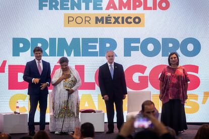 Los precandidatos presidenciales del Frente Amplio por México, Enrique de la Madrid, Beatriz Paredes, Santiago Creel y Xóchitl Gálvez, posan en Ciudad de México (México).