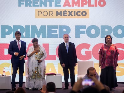 Los precandidatos presidenciales del Frente Amplio por México, Enrique de la Madrid, Beatriz Paredes, Santiago Creel y Xóchitl Gálvez, posan en Ciudad de México (México).