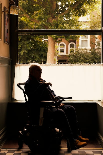 El escritor británico Hanif Kureishi, retratado este junio en un restaurante cercano a su casa en el distrito londinense de Hammersmith.