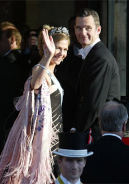 La Infanta Cristina y su marido, Iñaki Urdangarín, saludan a su llegada al Teatro Real de la capital danesa.