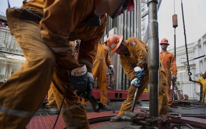 Empleados en una plataforma de Petroleos Mexicanos