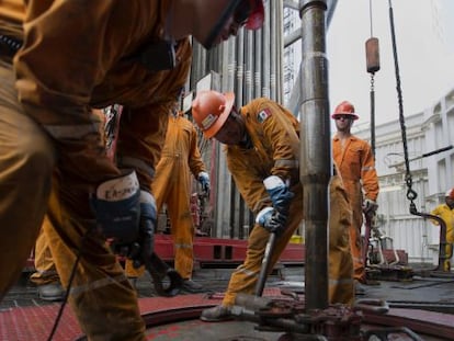Trabalhadores em uma plataforma de Petróleo mexicana.