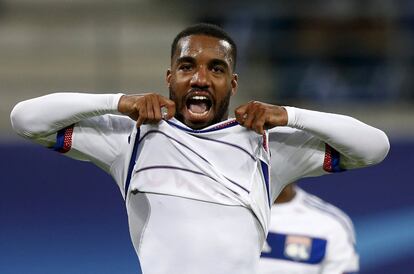 Lacazette, jugador del Lyon, celebra su gol al Gent 