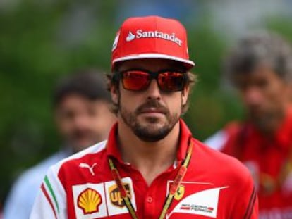 Fernando Alonso pasea por el 'paddock' del circuito de Singapur 