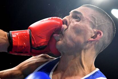 El francés Sofiane Oumiha da un golpe al hondureño Teofimo Andres Lopez Rivera durante la competición de peso pluma masculino.