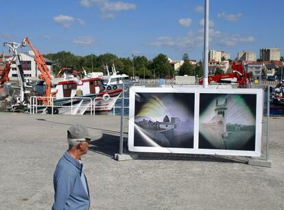 Dos de las solarigraf&iacute;as de Diego L&oacute;pez Calv&iacute;n, a la vista del p&uacute;blico en el puerto de Vilaxo&aacute;n.