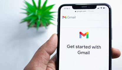 Logo Gmail en un smartphone