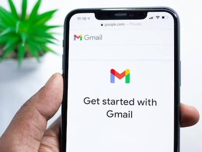 Logo Gmail en un smartphone