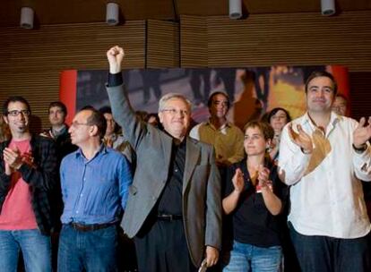 Zabaleta alza el puño para saludar a los asistentes al acabar el congreso de Aralar en Pamplona. A su izquierda, Rebeka Ubera y Jon Abril.