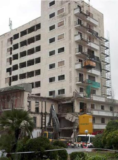 Aspecto del edificio con el anexo derruído que ha atrapado a cuatro obreros esta mañana