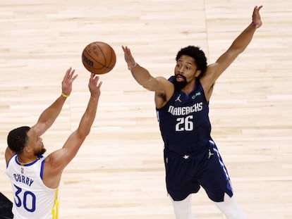 Stephen Curry, de Golden State Warriors, lanza a canasta con la oposición de Spencer Dinwiddie, de Dallas, en el partido de este domingo.