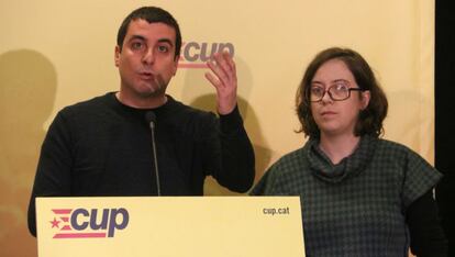 El portavoz de la Secretaria Nacional de la CUP, Quim Arrufat, y la diputada Eul&agrave;lia Reguant en rueda de prensa hoy.