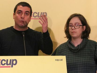 El portavoz de la Secretaria Nacional de la CUP, Quim Arrufat, y la diputada Eul&agrave;lia Reguant en rueda de prensa hoy.