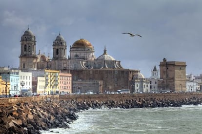 El perfil urbano de C&aacute;diz, con la catedral al fondo, donde est&aacute; enterrado el compositor Manuel de Falla. 