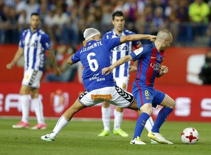 Iniesta (derecha), del Barcelona, es presionado por Marcos Llorente.