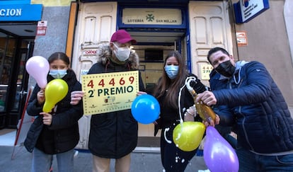 Ambiente en la madrileña administración de lotería San Millán que ha sido agraciado con el segundo premio de la Lotería del Niño, este jueves.