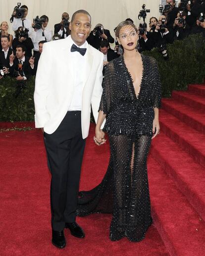 Beyoncé y Jay-Z sí acudieron juntos a la gala de 2014, donde se mostraron muy confidentes y enamorados. El rapero incluso le colocó un anillo a la diva que se le había caído. Ambos fueron conjuntados en blanco y negro, con unos 'looks' mucho más apropiados para el evento que en otras ocasiones. Ese año la temática del MET fue el diseñador Charles James, considerado como el primer 'couturier' americano.