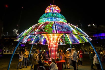 En el gran paseo peatonal de Darling Harbour se ha instalado Tumbalong Lights, un parque interactivo y adaptado para personas con discapacidades. Una de las obras es 'Alien Visitor' (de los australianos Kieran Kenny y Jonathan Nix), toda una experiencia sensorial ya que produce música y cambios de luz con un simple movimiento.