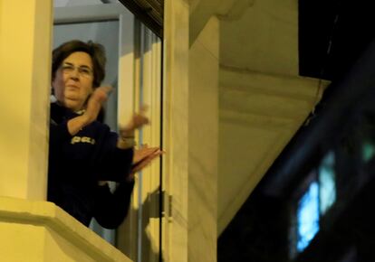 Una mujer desde la ventana de su casa en Madrid, en los aplausos diarios de las 20.00 horas.