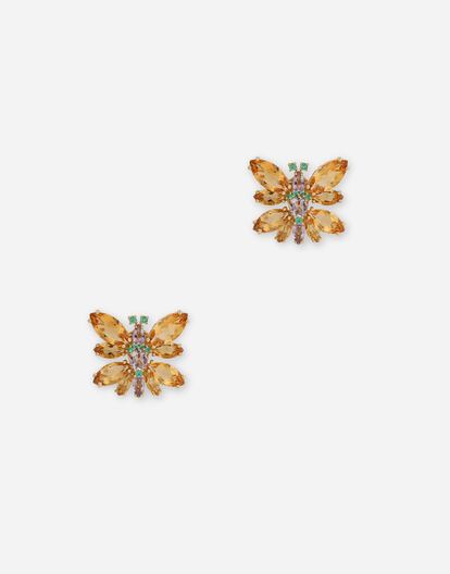 Dolce & Gabbana presenta estos pendientes de clip con mariposa en el lóbulo que presenta las alas formadas por citrinos y el cuerpo central y las antenas formadas por amatistas y esmeraldas. Una maravilla con la que no se puede fallar.