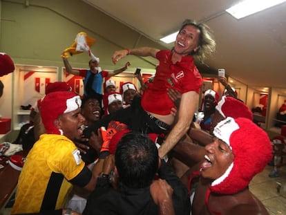 Ricardo Gareca festejando a classificação para a Copa.