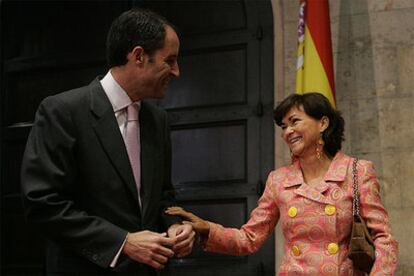 El presidente Francisco Camps y la ministra Carmen Calvo, ayer en el Palau de la Generalitat.