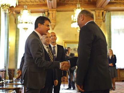 El ministro franc&eacute;s de Interior, Manuel Valls, saluda al presidente rumano Traian Basescu, en Bucarest.