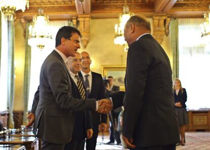 El ministro franc&eacute;s de Interior, Manuel Valls, saluda al presidente rumano Traian Basescu, en Bucarest.