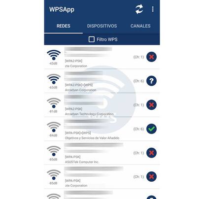 Cuando una de las redes muestra un aspa roja, estas son redes “seguras”, tienen el protocolo WPS desactivado y no se conoce la contraseña por defecto