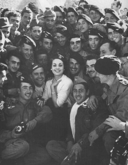 Carmen Sevilla, con los soldados de Sidi Ifni, en la Nochevieja de 1957.